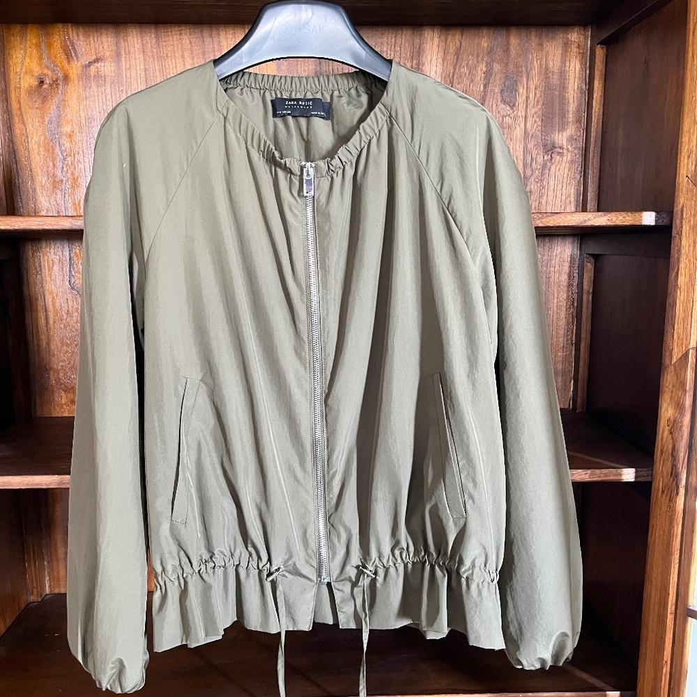 Light and silky Zara (M) drawstring khaki jacket, windbreaker, with pockets.